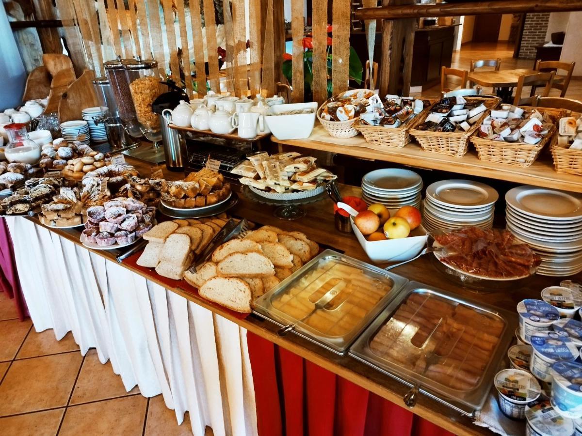Hotel Altopiano Delle Rocche Rocca di Mezzo Bagian luar foto