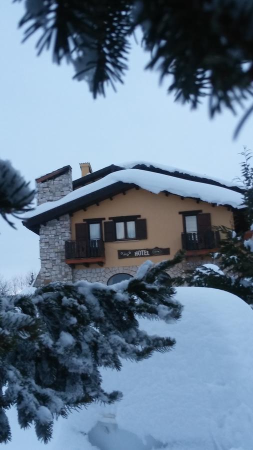 Hotel Altopiano Delle Rocche Rocca di Mezzo Bagian luar foto